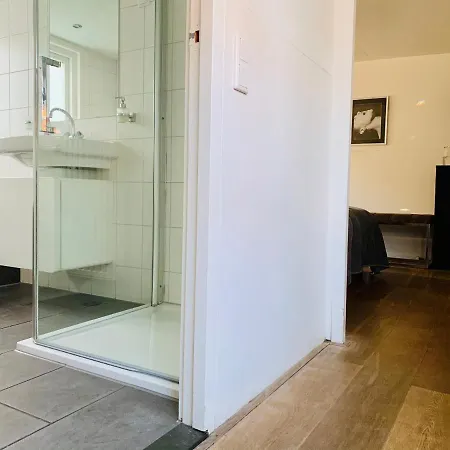 Houseboat-amsterdam אמסטרדם