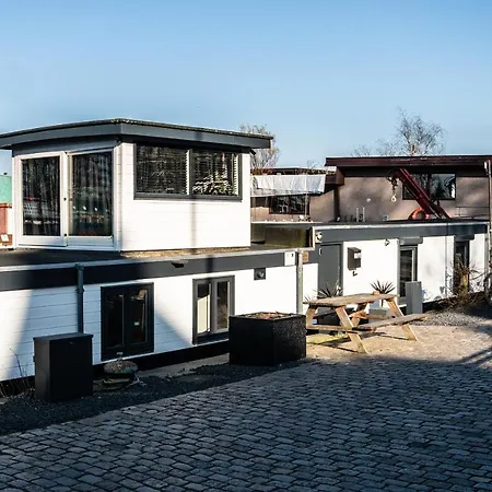 Houseboat-Amsterdam