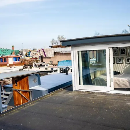 Houseboat-Amsterdam *