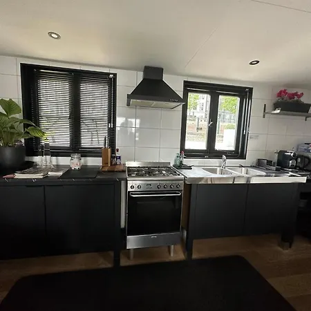 Houseboat-Amsterdam