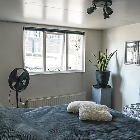 Houseboat-Amsterdam 4*