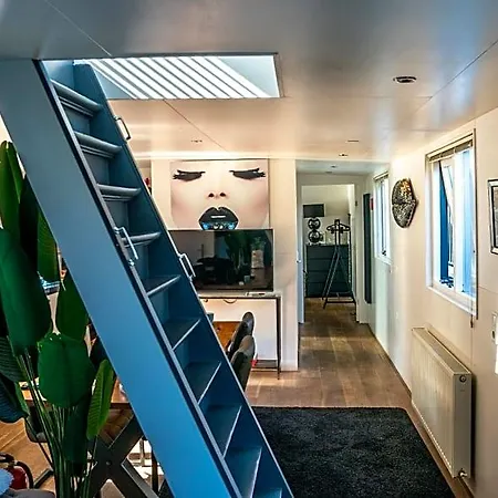 Houseboat-Amsterdam