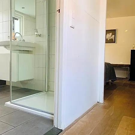Houseboat-Amsterdam 4*