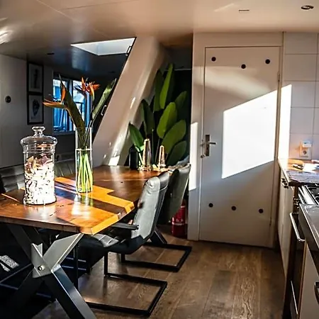 Houseboat-Amsterdam Guest house